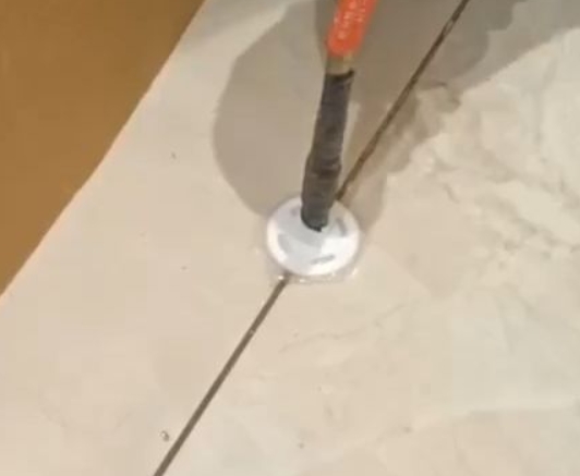 龙川瓷砖空鼓维修公司专业解答瓷砖在铺贴过程中，如果没有涂抹均匀到位的粘结材料（如水泥砂浆或瓷砖胶），可能会导致以下问题